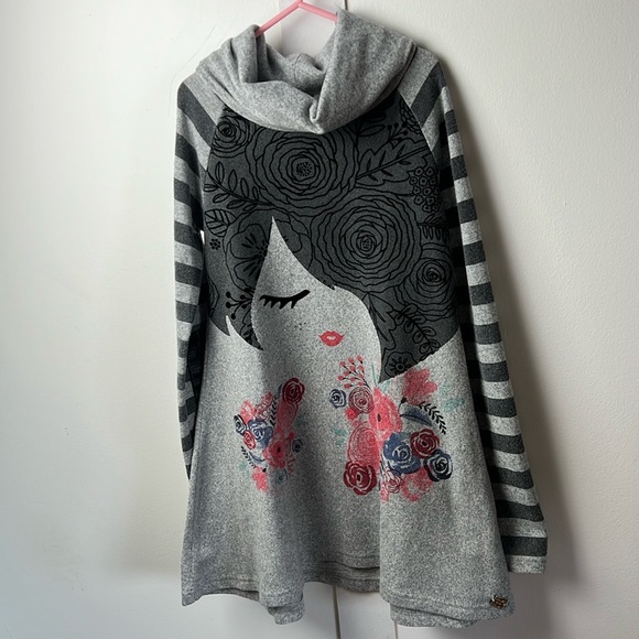 Girls Cowl Neck Dress with striped sleeves and face - Picture 3 of 7